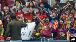 Rafael Nada saluda a los fanáticos en China tras volver a colocarse como número 1 del ranking de la ATP.