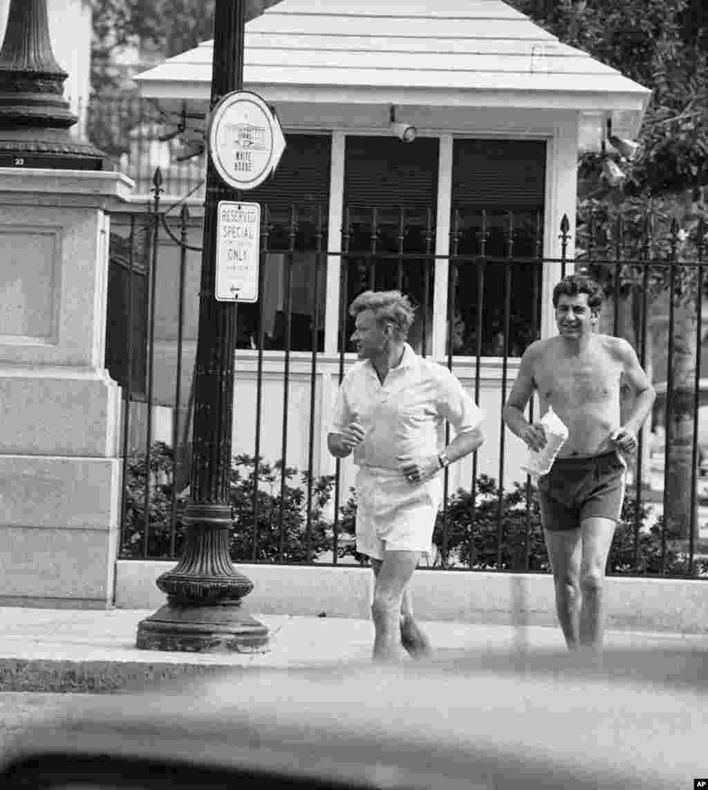 Утренняя пробежка около Белого дома советника по национальной безопасности Збигнева Бжезинского и его помощника&nbsp;Джерродда Шехтера, 6 августа 1979 года