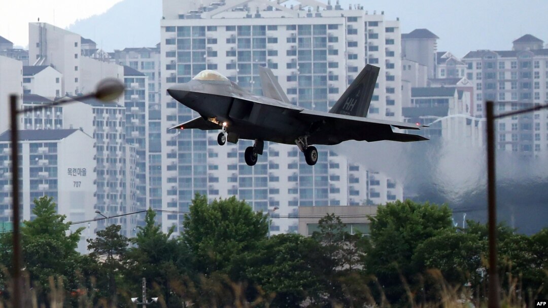 '맥스선더' 미한 연합훈련에 참가한 미 공군 소속 F-22 전투기가 16일 임무를 마친 후 광주 전투비행장에 착륙하고 있다.
