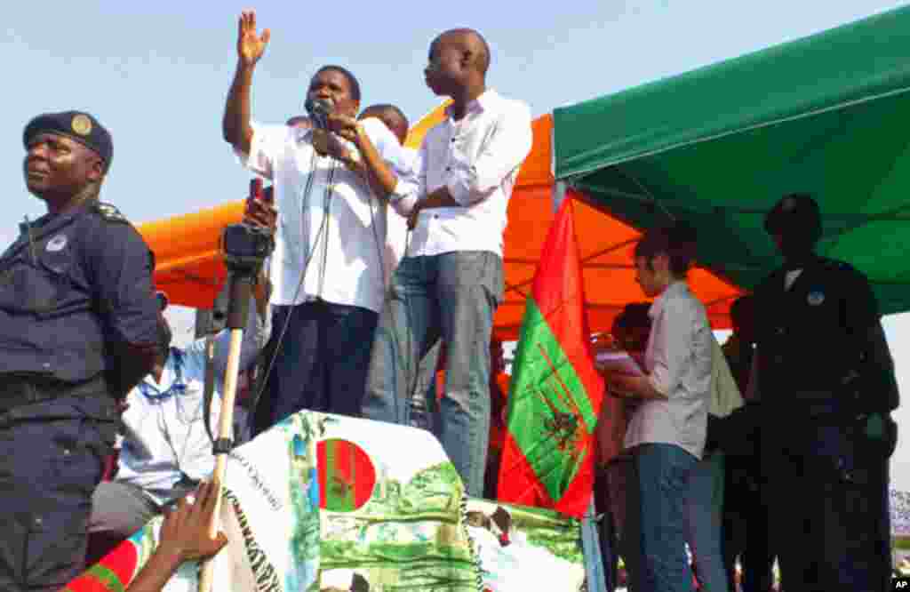 Isaías Samakuva discursa durante uma manifestação da UNITA em Luanda (VOA)