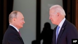 Arquivo: Presidente Putin (esq) com Presidente Biden (dir) em Genebra em 2021 