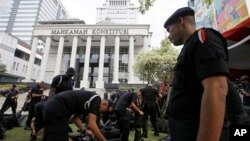 Para polisi berjaga di luar gedung Mahkamah Konstitusi dalam sidang sengketa Pilpres 2019 di Jakarta. (Foto: AP)