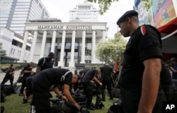 Para polisi berjaga di luar gedung Mahkamah Konstitusi, Jakarta, 14 Juni 2019. Keamanan diperketas menjelang sidang sengketa pilpres 2019. (Foto: AP)