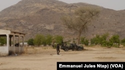 Des militaires camerounais du bataillon d’intervention rapide à la frontière entre le Cameroun et le Nigeria à Kerawa dans l’extrême-nord, le 06/01/2021 (VOA/Emmanuel Jules Ntap)