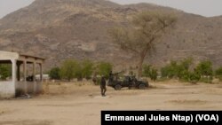 Des militaires camerounais du bataillon d’intervention rapide à la frontière entre le Cameroun et le Nigeria à Kerawa dans l’extrême-nord, le 6 janvier /2021 (VOA/Emmanuel Jules Ntap)