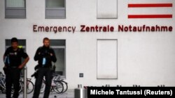Охорона біля лікарні у Берліні, де перебуває Олексій Навальний