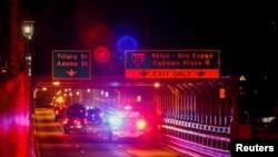 Una caravana de vehículos que se cree transporta al encarcelado narcotraficante mexicano Joaquín 'El Chapo' Guzmán, cruza el puente Brooklyn en Nueva York, de camino a la Corte Federal de Brooklyn. Octubre 30 de 2018. Reuters/Eduardo Muñoz.