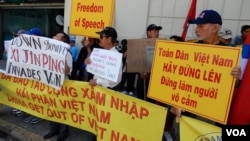 Người biểu tình trước Tổng Lãnh sự quán Việt Nam ở San Francisco hôm 2/9/2019 (Ảnh: Bùi Văn Phú)