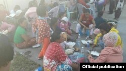 မူဆယ်တိုက်ပွဲကြောင့် ဒေသခံများထွက်ပြေးလာစဉ် ။ နိုဝင်ဘာလ ၁၉ ရက် ၂၀၁၆။ (Myanmar President Office)