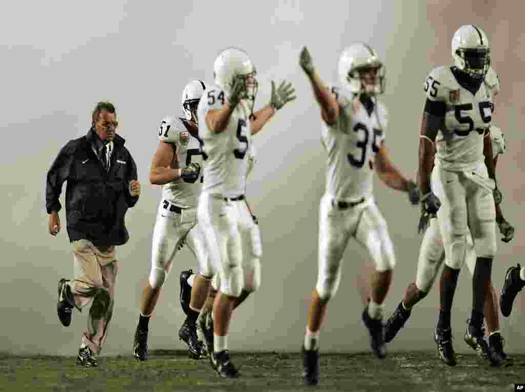 Penn State coach Joe Paterno, left, follows his players onto the field prior to the start of the Orange Bowl against Florida State at Dolphins Stadium in Miami, January 3, 2006. (AP)