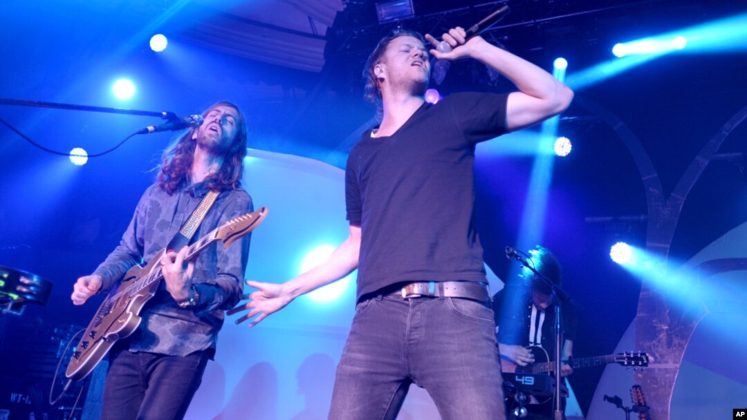 Dan Reynolds dari Imagine Dragons tampil di Hollywood Palladium di Los Angeles, 29 Mei 2013.