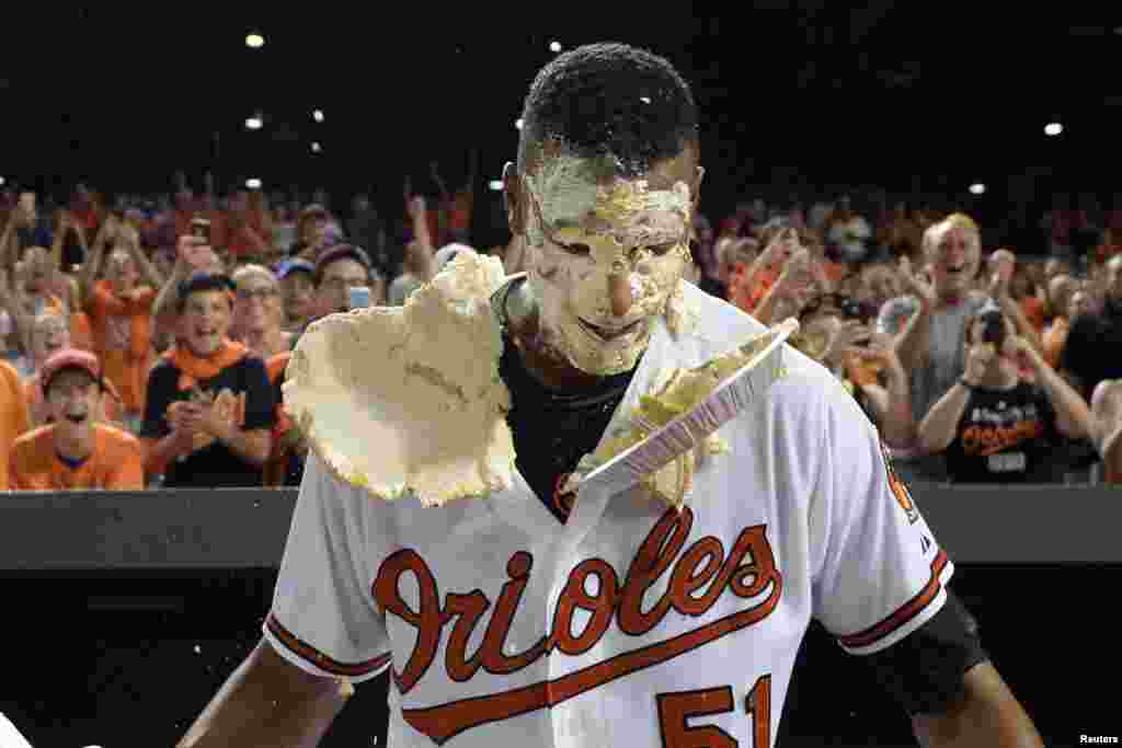 Pemain tengah Baltimore Orioles Adam Jones (tidak terlihat di foto) melempar kue pai pada pemain sayap kiri Henry Urrutia (51) setelah home run dalam inning ke-9 melawan New York Mets di Oriole Park, Camden Yards. Baltimore Orioles mengalahkan New York Mets 5-4. (Foto: Tommy Gilligan/USA TODAY Sports)