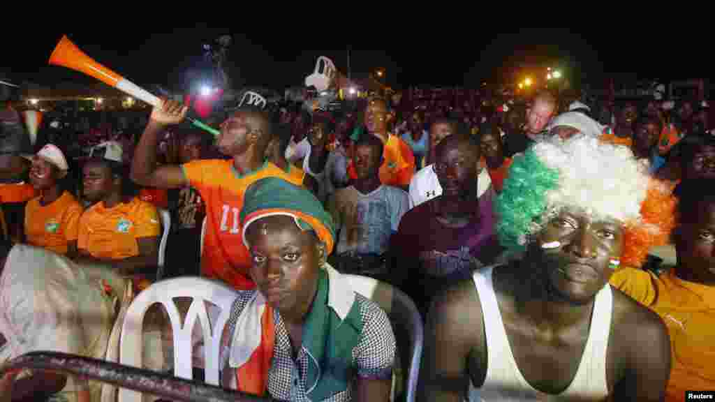 Les supporters ivoiriens célèbrent, à Abidjan, le sacre de leur équipe nationale après la victoire en finale à la CAN 2015 contre le Ghana, le 8 février 2015.