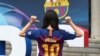 Seorang penggemar klub Barcelona mengenakan kaos dengan nomor punggung Lionel Messi sebelum laga penyisihan Grup B Liga Champion antara Barcelona melawan PSV Eindhoven, di Camp Nou, Barcelona, Spanyol, 18 September 2018.