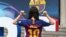 Seorang penggemar klub Barcelona mengenakan kaos dengan nomor punggung Lionel Messi sebelum laga penyisihan Grup B Liga Champion antara Barcelona melawan PSV Eindhoven, di Camp Nou, Barcelona, Spanyol, 18 September 2018.