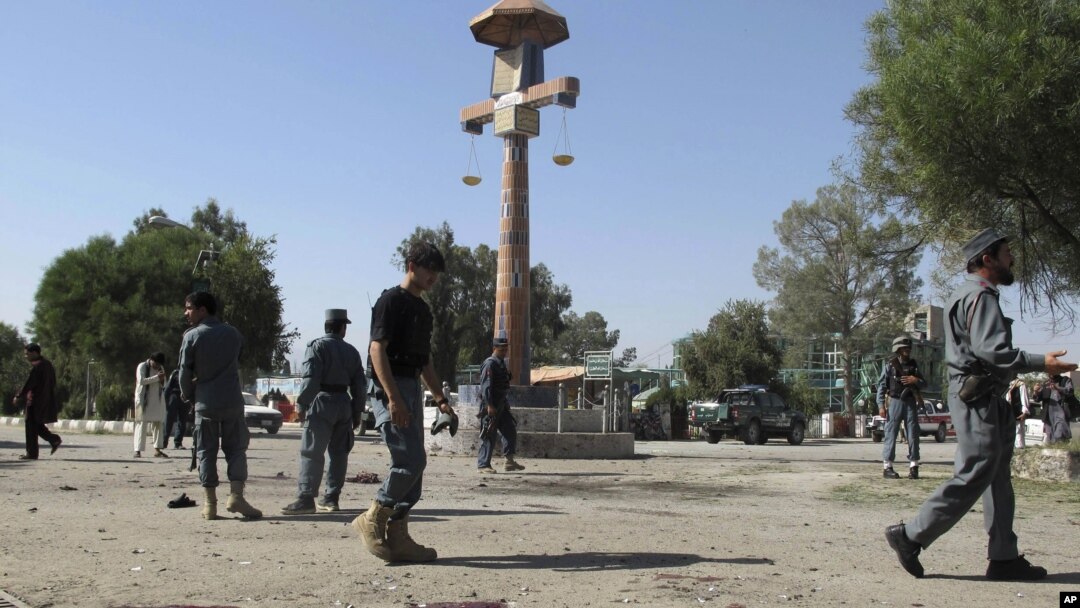 Polisi Afghanistan mengamankan lokasi di sekitar terjadinya bom bunuh diri di Khost, selatan Kabul, Afghanistan (1/10).