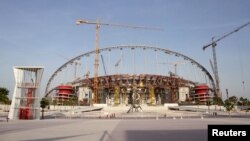 Une vue des travaux de construction au stade international Khalifa à Doha, au Qatar, 26 mars 2016.