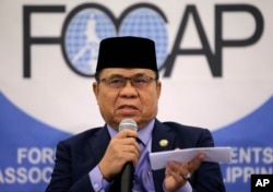 Al Haj Murad Ebrahim, chairman of the Moro Islamic Liberation Front, gestures as he answers questions from reporters, Manila, Philippines, July 24, 2018. Ebrahim, leader of the largest Muslim rebel group in the Philippines, says 30,000 to 40,000 armed fighters will have to be decommissioned if the autonomy law is fully enforced.