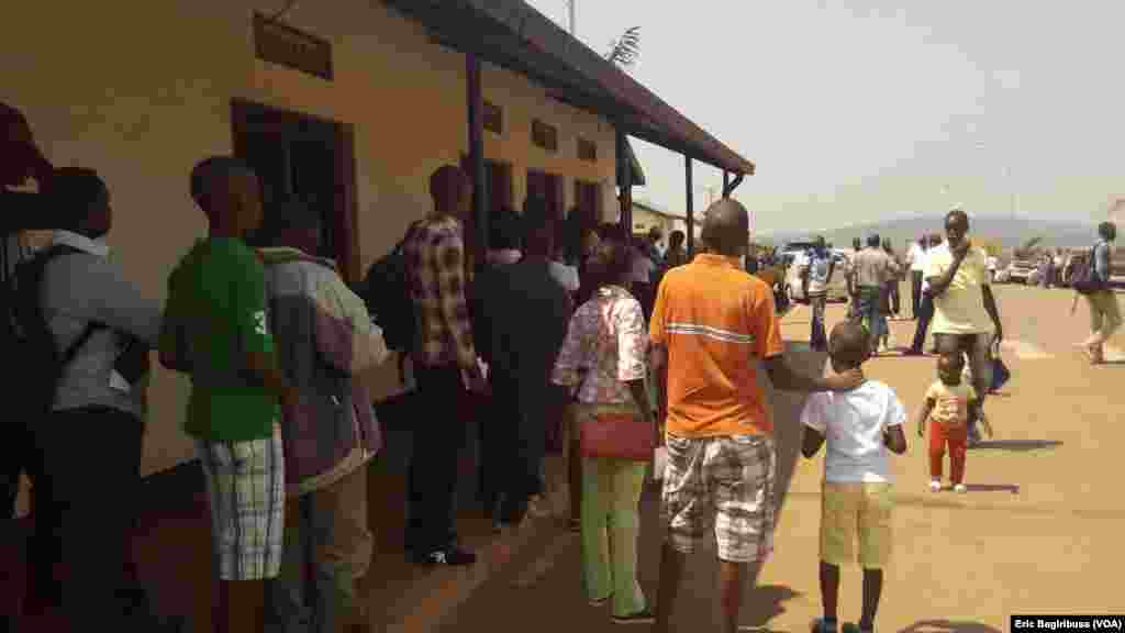 Des habitans de certains quartiers de Bujumbura (au Burundi) retournent dans leur quartier après les résultats des élection présidentielle.