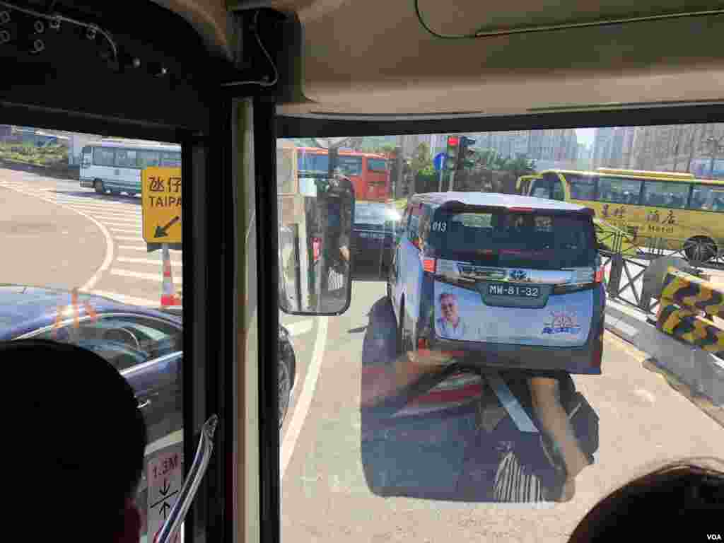 港珠澳大橋澳門口岸往市區的道路經常塞車。(美國之音湯惠芸拍攝)