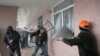 Пророссийские сепаратисты штурмуют здание милиции в Горловке