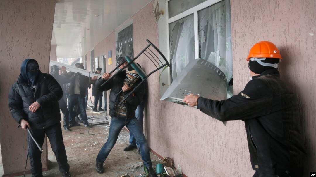 Demonstran pro-Rusia merebut gedung polisi di Horlivka, Ukraina timur yang bergejolak hari Senin (14/4). 
