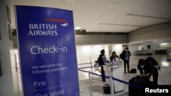 Wasafiri wakiweka alama katika mizigo kabla ya kuiwasilisha katika dawati la shirika la ndege la Uingereza British Airways, wakati serikali ya Mexico ikitafakari kusitisha safari za ndege kutoka Uingereza kutokana na hofu ya wimbi la aina mpya ya virusi vya corona.