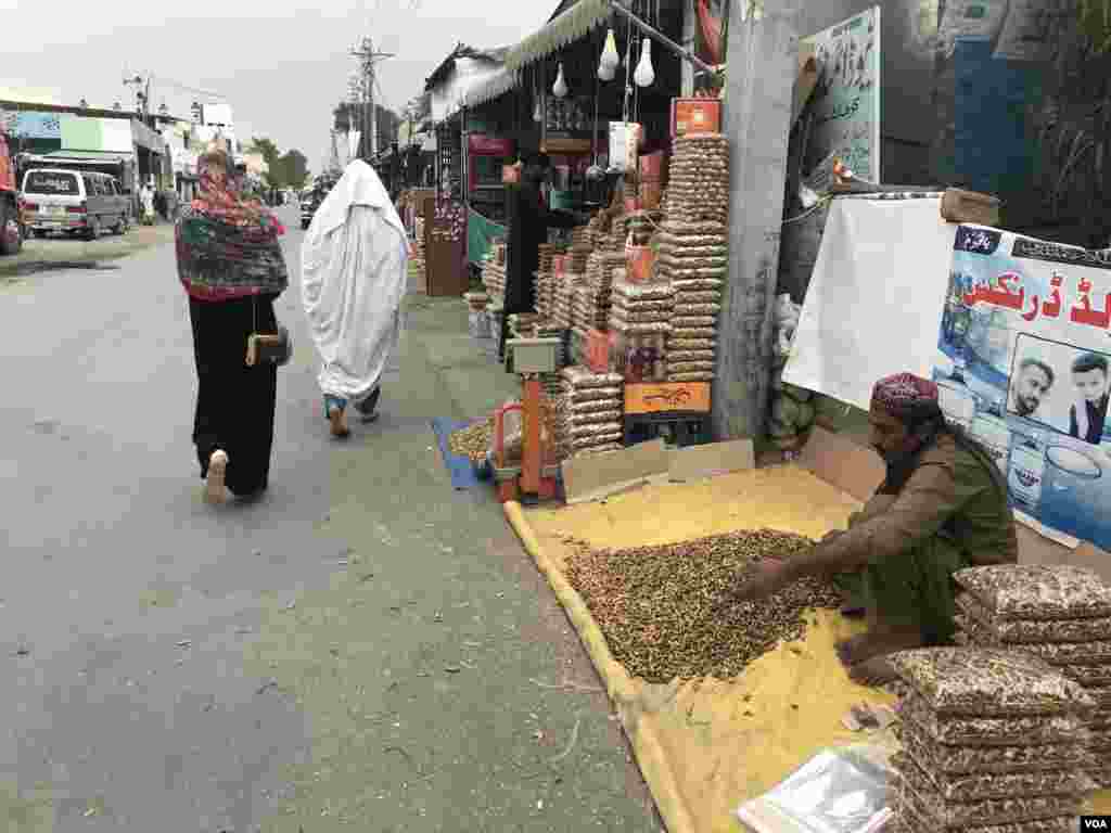 کچی اور بھنی ہوئی مونگ پھلی مارکیٹ میں دستیاب ہوتی ہے۔ اٹک کی مونگ پھلی میٹھی ہونے کے باعث زیادہ طلب کی جاتی ہے