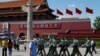 2020年人大期间中国武警通过天安门。