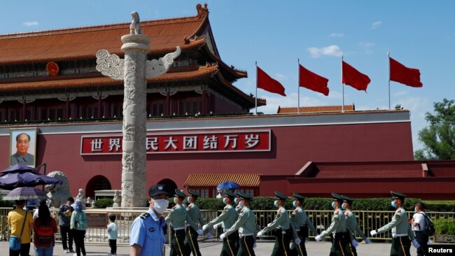 图为在北京天安门前列队行进的武警人员（2020年5月19日）