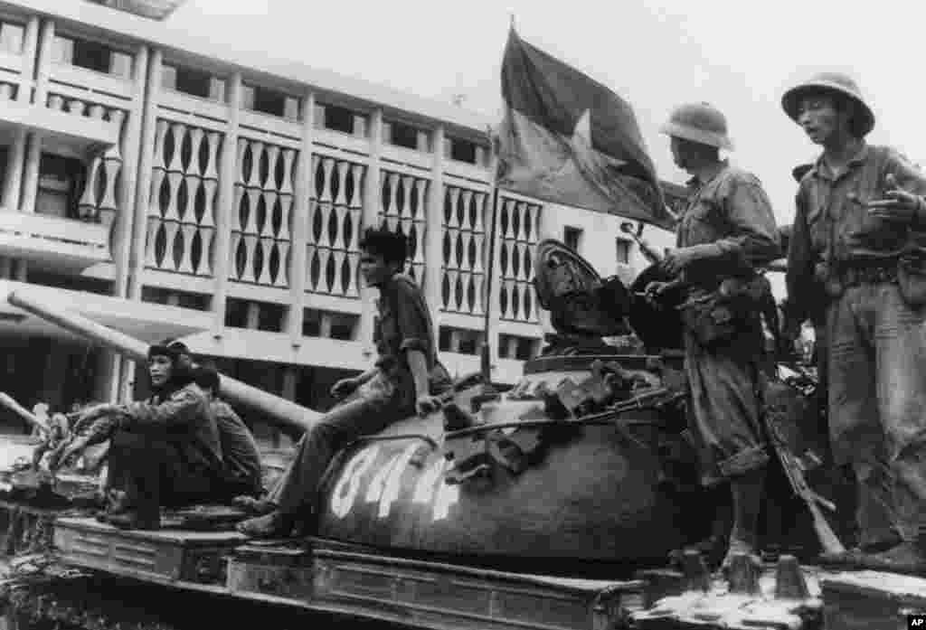 Xe tăng của quân đội Bắc Việt tiến vào Sài Gòn, hướng tới Dinh Độc lập.