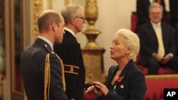 Emma Thompson es nombrada Dama Comandante del Imperio Británico por el Príncipe William en el Palacio de Buckingham, en Londres.