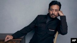 En esta foto del 22 de enero de 2018, el actor Irrfan Khan posa durante la promoción de la película "Puzzle" en el Festival de Cine de Sundance, en Park City, Utah. 