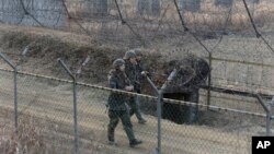 韩国军人在与朝鲜的分界线附近巡逻。