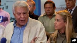 El expresidente español Felipe Gonzalez conversando con Lilian Tintori, esposa del encarcelado líder opositor venezolano Leopoldo López, el 8 de junio de 2015.