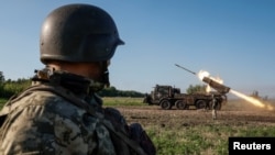 Seorang tentara Ukraina menembakan roket dari peluncur roket RM-70 Vampire ke arah posisi pasukan Rusia di dekat garis depan di wilayah Donetsk, Ukraina, 30 Juni 2024. (Foto: Alina Smutko/Reuters)