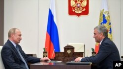 블라디미르 푸틴 러시아 대통령과 바체슬라프 볼로딘 러시아 하원(Duma) 의장이 26일 모스크바 외곽 노보 오가르요보 집무실에서 회담을 가졌다. 