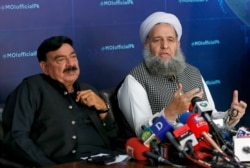 El ministro del Interior de Paquistán, jeque Rashid Ahmad(izq) y el ministro de Asuntos Religiosos Noor-ul-Haq Qadri, hablan en conferencia de prensa sobre la violencia contra Francia. Islamabad, abril 15 de 2021,