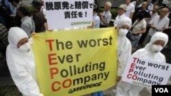 Salah satu aksi protes kelompok Greenpeace di Tokyo, memrotes perusahaan Tokyo Electric Power Co.(TEPCO), pengelola PLTN Fukushima di Jepang (foto: dok). TEPCO menyatakan akan bekerja sama dengan AS dalam mengatasi kelumpuhan PLTN Fukushima.