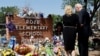 El presidente de EEUU, Joe Biden, y la primera dama Jill Biden, rinden tributo a las víctimas de la matanza de Uvalde, Texas, en la escuela primaria de Robb el 29 de mayo de 2022.Foto Reuters.