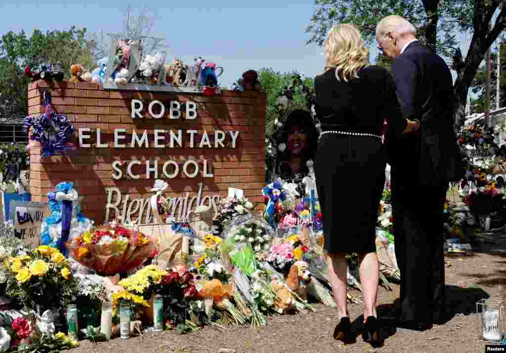 El presidente de EEUU, Joe Biden, y la primera dama Jill Biden, rinden tributo a las víctimas de la matanza de Uvalde, Texas, en la escuela primaria de Robb el 29 de mayo de 2022.Foto Reuters.