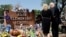 El presidente de EEUU, Joe Biden, y la primera dama Jill Biden, rinden tributo a las víctimas de la matanza de Uvalde, Texas, en la escuela primaria de Robb el 29 de mayo de 2022.Foto Reuters.