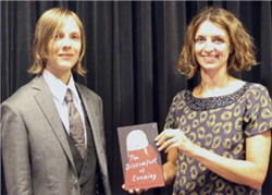 ماریکه لوکاس رینه‌فلت، نویسنده کتاب (چپ)، و میشل هاچیسون، مترجم بریتانیایی (راست)، برنده جایزه بوکر بین‌المللی شدند