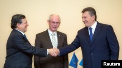 Tổng thống Ukraina Viktor Yanukovich (phải) bắt tay Chủ tịch Ủy ban châu Âu Jose Manuel Barroso (trái) bên cạnh chủ tịch EU, ông Herman van Rompuy ở Vilnius 28/11/2013. REUTERS/Mykhailo Markiv/Ukrainian Presidential Press Servi