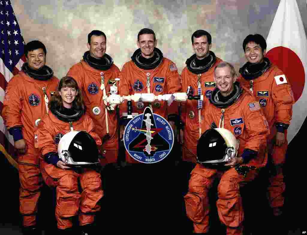 2000年10月11日到24日: “发现者号”进行航天项目的第100次飞行。