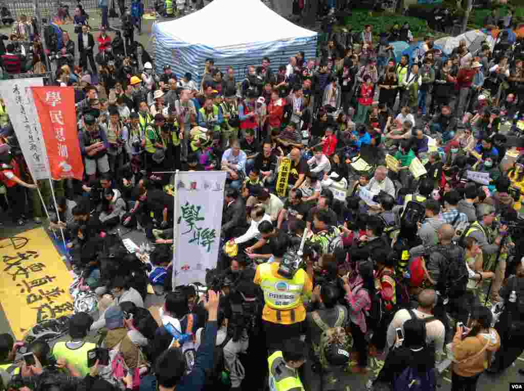 香港警方12月11日全面清场金钟占领区（美国之音海彦拍摄）