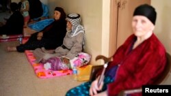 Sebuah keluarga Kristen yang mengungsi dari kekerasan di Mosul dua hari lalu, tinggal di sebuah sekolah di Arbil, wilayah Kurdistan, Irak (27/6). 