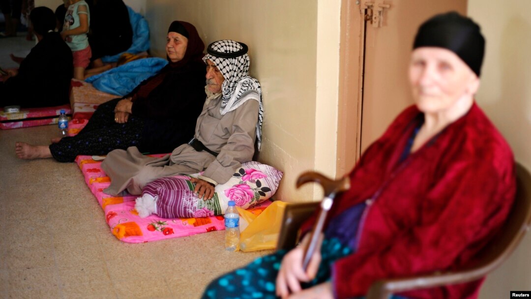 Sebuah keluarga Kristen yang mengungsi dari kekerasan di Mosul dua hari lalu, tinggal di sebuah sekolah di Arbil, wilayah Kurdistan, Irak (27/6). 