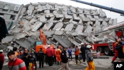 在台湾的台南，救援人员搜索一座倒塌的建筑（2016年2月6日）