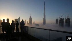 Para pengunjung mengambil foto "Burj Khalifa" di Dubai, Uni Emirat Arab (foto: ilustrasi). 